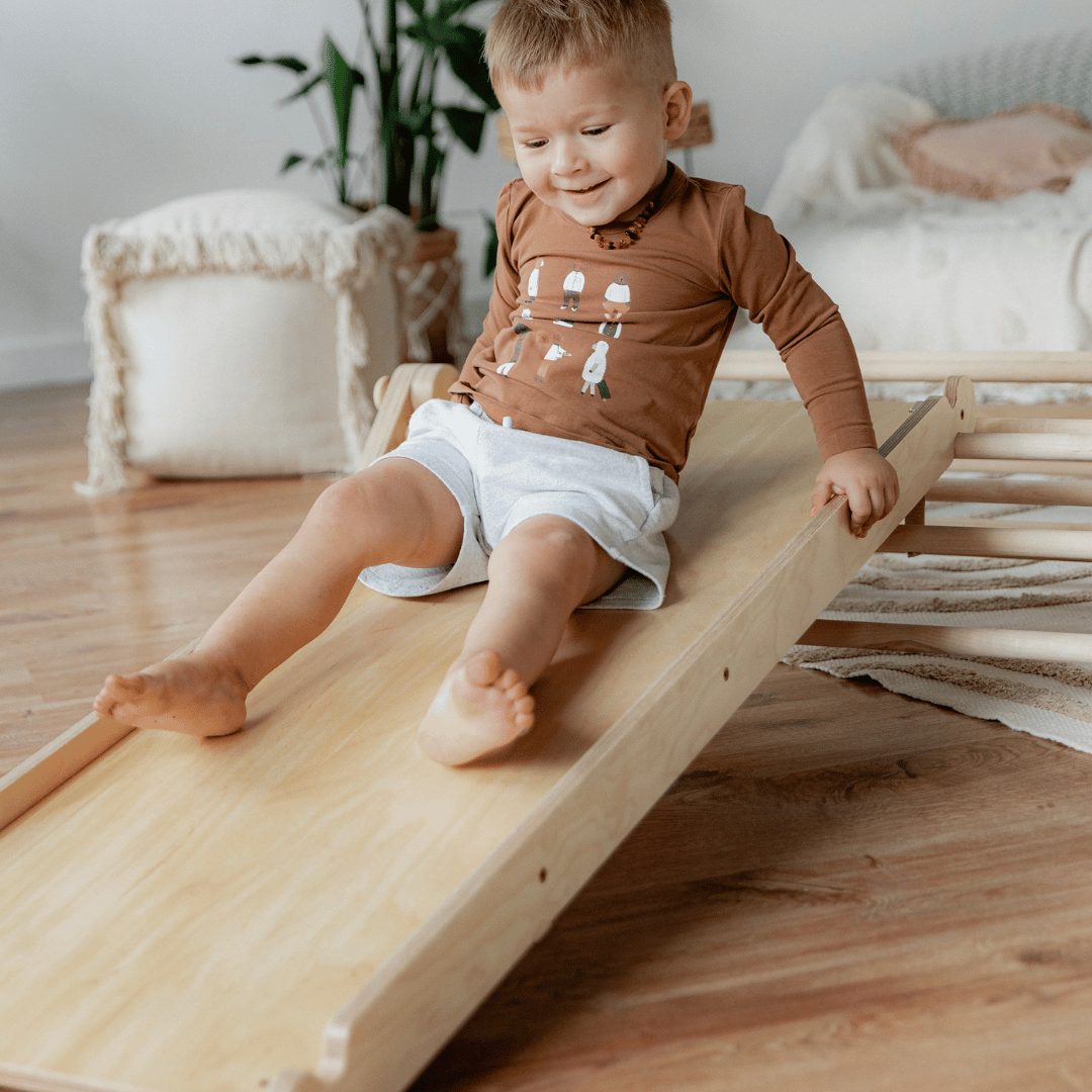 Kletterdreieck mit Rutsche: Spielspaß für kleine Abenteurer!
