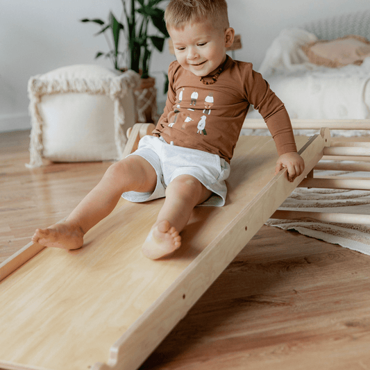 Kletterdreieck mit Rutsche: Spielspaß für kleine Abenteurer!