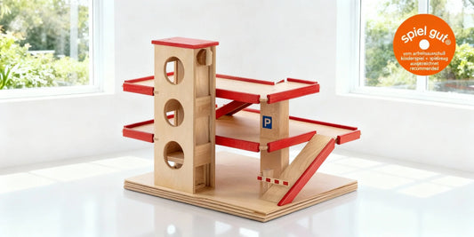 Die faszinierende Welt des Holzspielzeugs: Warum das Holzparkhaus von Christof Beck Spielwaren das Herz jeder Spielwelt ist