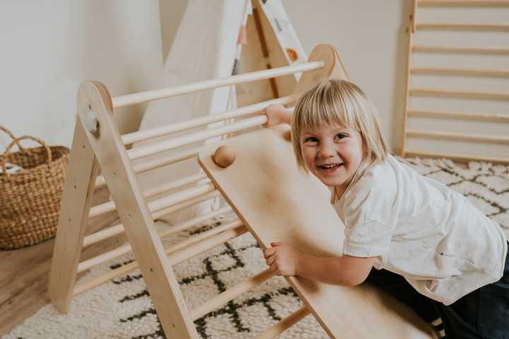 Pikler Dreieck – Montessori Kletterdreieck für Kinder