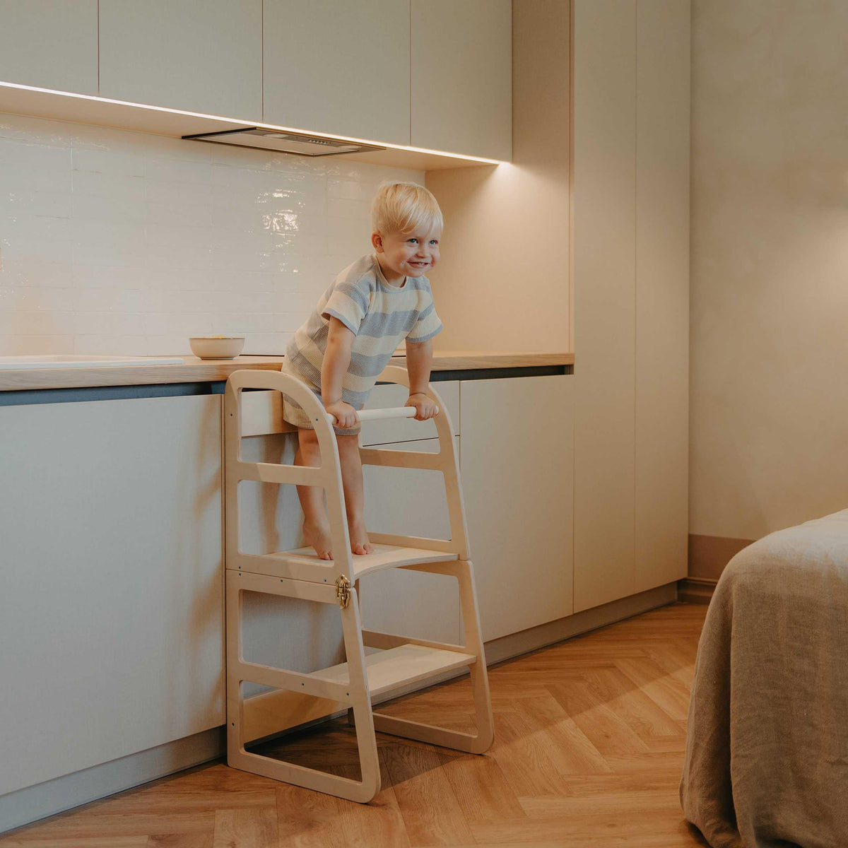 Lernturm für Kinder an einer erhöhten Arbeitsfläche