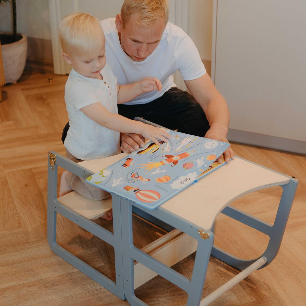 Klappbarer Lernturm als platzsparende Lösung für Küche und Familienalltag