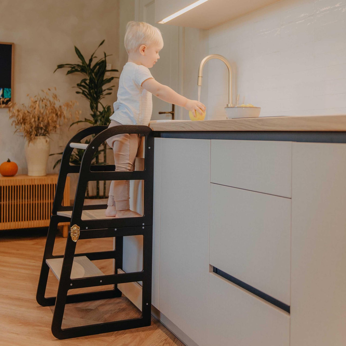 2 in 1 Lernturm mit Tisch – Montessori Küchenhelfer für Kinder | leg&go
