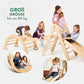 Kinder spielen auf 4in1 Montessori Klettergerüst aus Holz mit Rutsche, Bogen und Kletternetz.