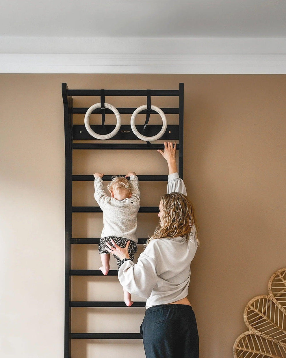 FitWood TAIMI schwarze Sprossenwand in modernem Wohnraum