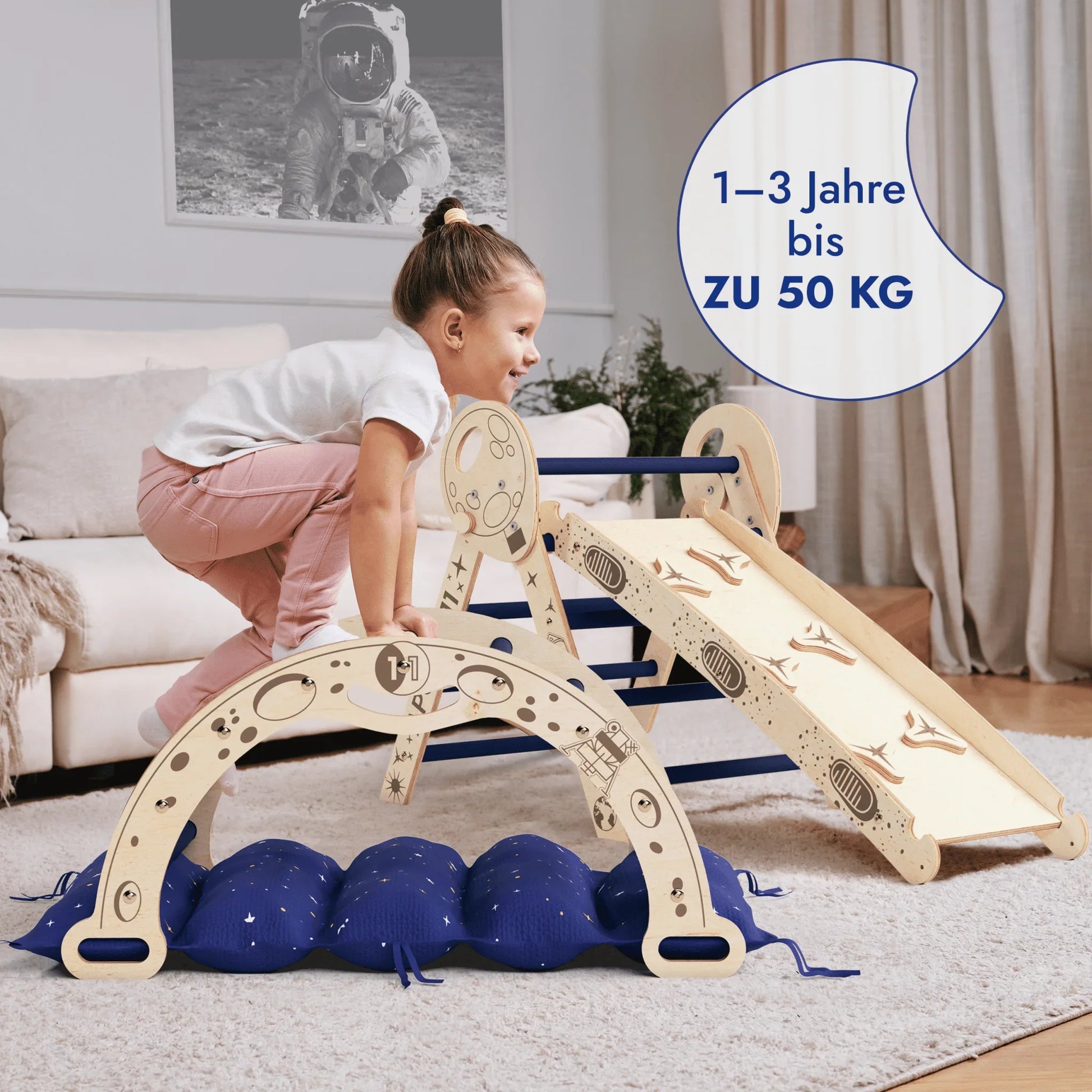 Kind spielt auf Apollo 4-in-1 Kletterset mit Pikler Dreieck, Kletterbogen, Rutschbrett und Kissen, indoor, Montessori, geeignet für 1-3 Jahre, bis 50 kg.