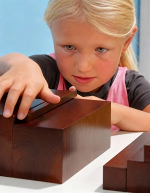 Montessori Braune Treppe | Nienhuis