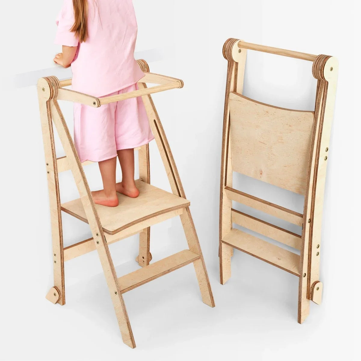 Montessori Holz-Lernleiter Hocker für Kinder aus hellem Holz, ein Kind steht sicher darauf