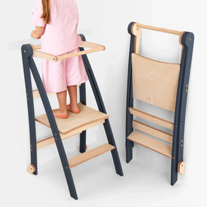 Montessori Lernleiter aus Holz in Graphit, Kind steht auf Hocker, Kindermöbel bei Verysuperb