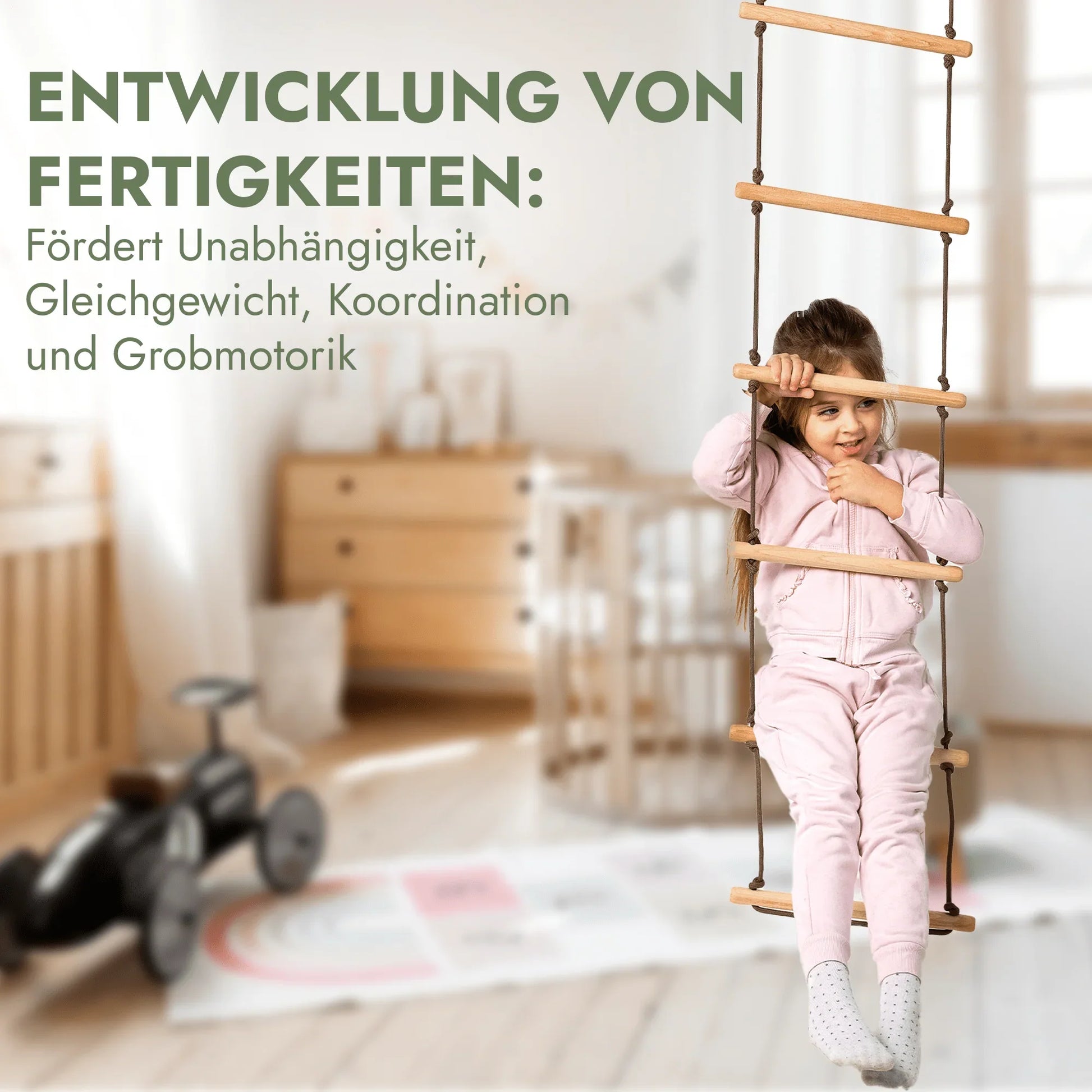 Kind sitzt auf Holz-Strickleiter im Montessori-inspirierten Kinderzimmer mit Spielzeug, verysuperb